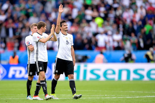Tysklands Mats Hummels jublar efter fotbollsmatchen mellan Nordirland och Tyskland