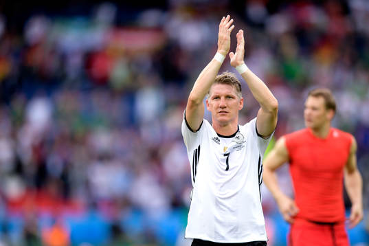 Tysklands Bastian Schweinsteiger tackar publiken  efter fotbollsmatchen mellan Nordirland och Tyskland
