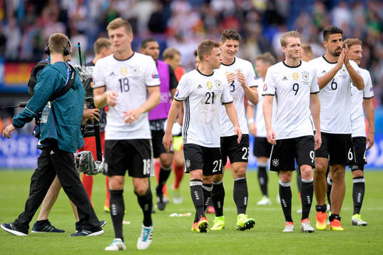 Tysklands Toni Kroos, Joshua Kimmich, Mario Gomez, André Schurrle och Sami Khedira jublar efter fotbollsmatchen mellan Nordirland och Tyskland