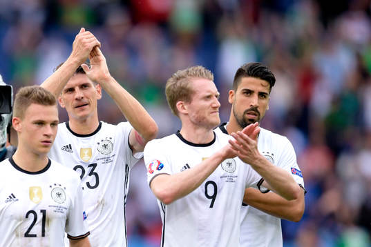 Tysklands Joshua Kimmich, Mario Gomez, André Schurrle och Sami Khedira jublar efter fotbollsmatchen mellan Nordirland och Tyskland