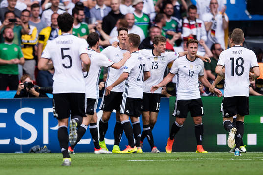 Tysklands Mario Gomez gör 0-1 och jublar i fotbollsmatchen mellan Nordirland och Tyskland