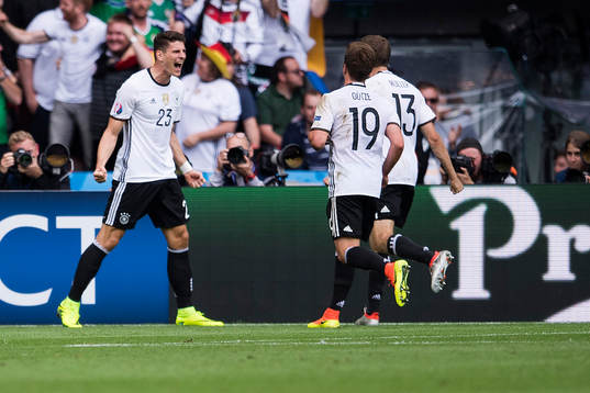 Tysklands Mario Gomez gör 0-1 och jublar i fotbollsmatchen mellan Nordirland och Tyskland