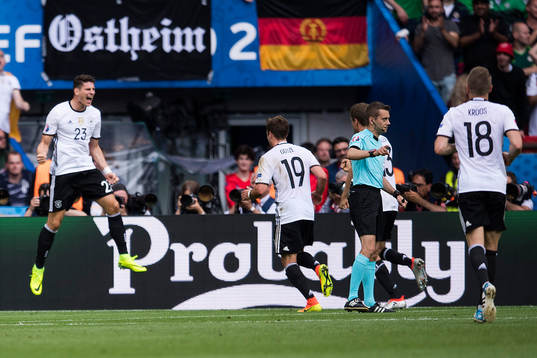 Tysklands Mario Gomez gör 0-1 och jublar i fotbollsmatchen mellan Nordirland och Tyskland