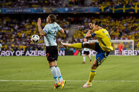 Sveriges Zlatan Ibrahimovic med skott och Belgiens Toby Alderweireld försöker täcka i fotbollsmatchen mellan Sverige och Belgien