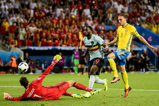 Belgiens Romelu Lukaku med målchans mot Sveriges målvakt Andreas Isaksson och Erik Johansson i fotbollsmatchen mellan Sverige och Belgien