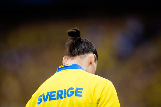 Sveriges Zlatan Ibrahimovic går in på planen inför fotbollsmatchen mellan Sverige och Belgien