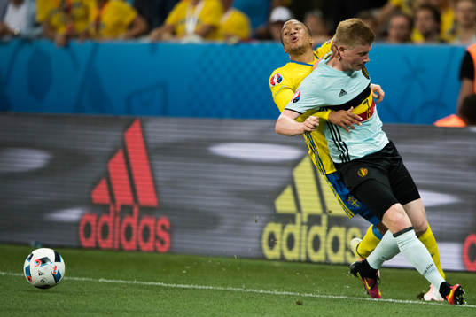 Sveriges Martin Olsson och Belgiens Kevin de Bruyne i fotbollsmatchen mellan Sverige och Belgien
