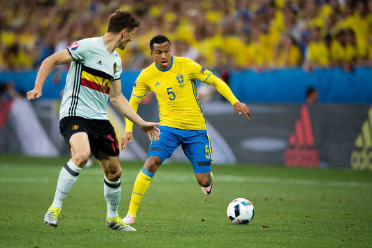Belgiens Thomas Meunier och Sveriges Martin Olsson i fotbollsmatchen mellan Sverige och Belgien