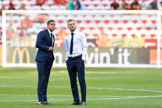 Sveriges Martin Olsson och Sebastian Larsson är ute och känner på planen inför fotbollsmatchen mellan Sverige och Belgien
