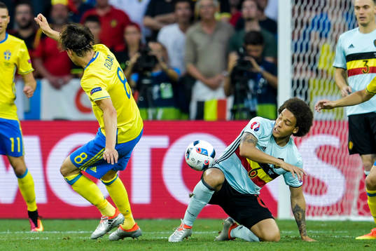 Sveriges Albin Ekdal i kamp med Belgiens Axel Witsel inför fotbollsmatchen mellan Sverige och Belgien