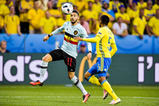 Belgiens Yannick Carrasco och Sveriges Martin Olsson i fotbollsmatchen mellan Sverige och Belgien