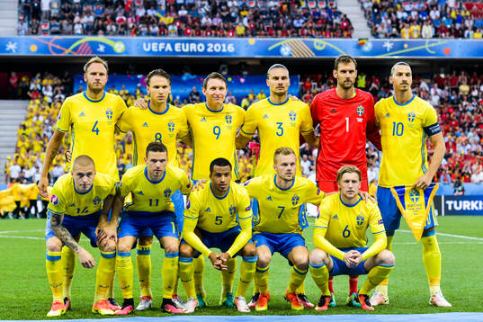 Sveriges startelva ställer upp för en startelvabild, övre raden från vänster, Andreas Granqvist, Albin Ekdal, Kim Källström, Erik Johansson, målvakt Andreas Isaksson och Zlatan Ibrahimovic. Nedre raden från vänster, Victor Nilsson Lindelöf, Marcus Berg, Martin Olsson, Sebastian Larsson och Emil Forsberg i fotbollsmatchen mellan Sverige och Belgien