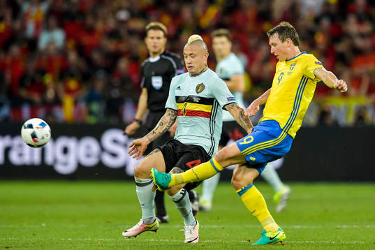 Sveriges Kim Källström och Belgiens Radja Nainggolan i