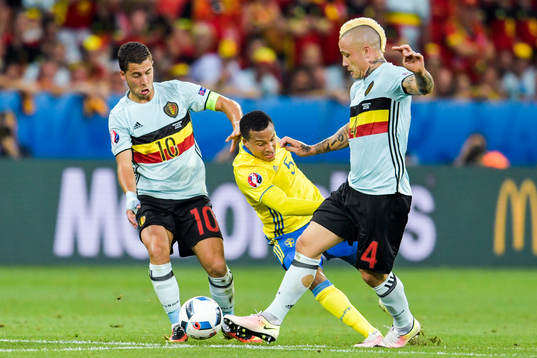 Sveriges Martin Olsson i kamp med Belgiens Eden Hazard och Radja Nainggolan i fotbollsmatchen mellan Sverige och Belgien
