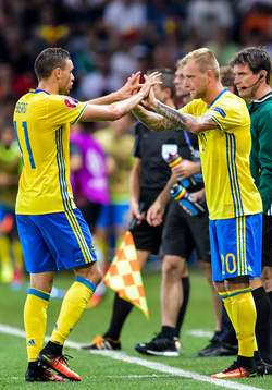 Sveriges Marcus Berg byts ut till förmån för John Guidetti i fotbollsmatchen mellan Sverige och Belgien