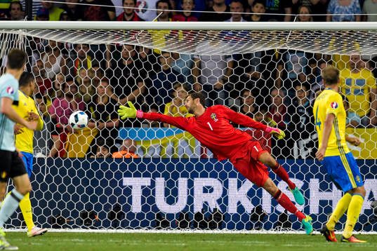 Sveriges målvakt Andreas Isaksson släpper in 0-1 målet i fotbollsmatchen mellan Sverige och Belgien