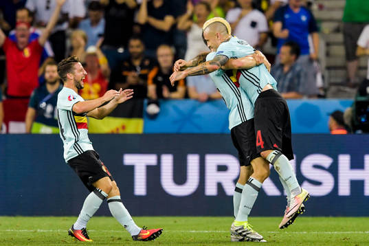 Belgiens Dries Mertens, Thomas Meunier och Radja Nainggolan jublar efter 0-1 målet i fotbollsmatchen mellan Sverige och Belgien