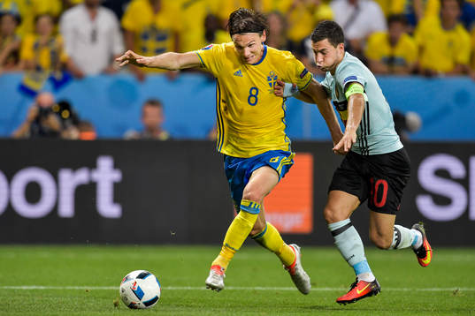 Sveriges Albin Ekdal i kamp med Belgiens Eden Hazard i fotbollsmatchen mellan Sverige och Belgien