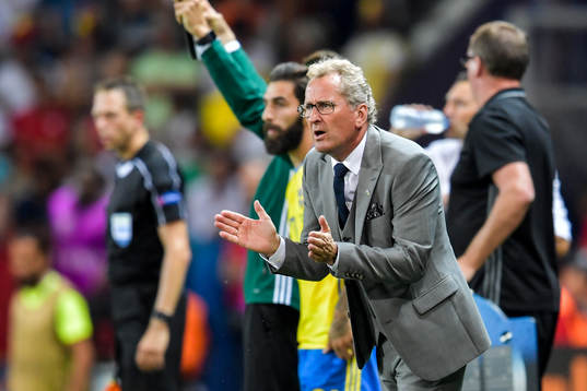 Sveriges förbundskapten Erik Hamrén och i bakgrunden Jimmy Durmaz i fotbollsmatchen mellan Sverige och Belgien
