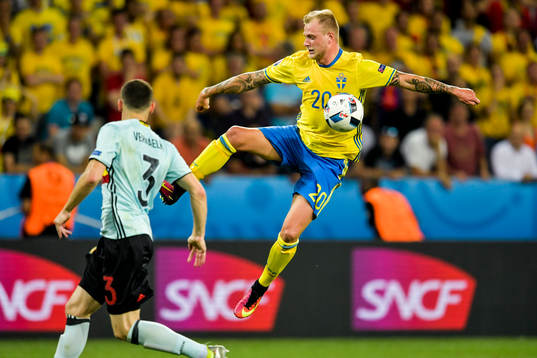 Sveriges John Guidetti och Belgiens Thomas Vermaelen i fotbollsmatchen mellan Sverige och Belgien