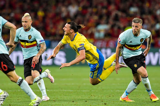 Sveriges Zlatan Ibrahimovic faller i kamp med Belgiens Toby Alderweireld i fotbollsmatchen mellan Sverige och Belgien