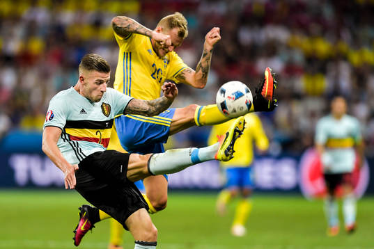 Belgiens Toby Alderweireld och Sveriges John Guidetti i fotbollsmatchen mellan Sverige och Belgien