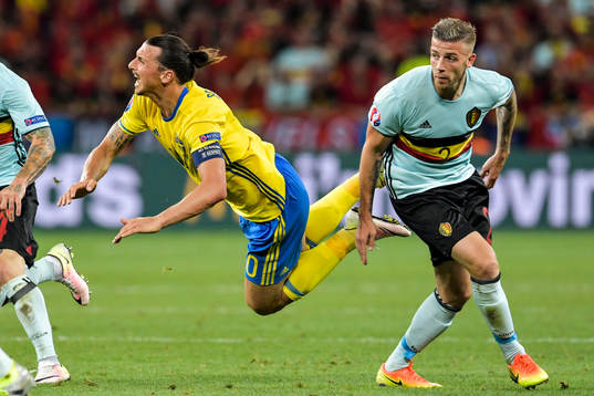 Sveriges Zlatan Ibrahimovic faller i närkamp med Belgiens Toby Alderweireld i fotbollsmatchen mellan Sverige och Belgien