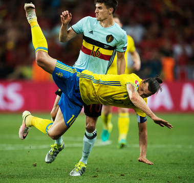 Belgiens Thomas Meunier stoppar Sveriges Zlatan Ibrahimovic i fotbollsmatchen mellan Sverige och Belgien