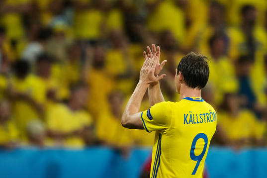 Sveriges Kim Källström tackar publiken