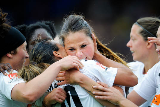 Rosengårds Sara Björk Gunnarsdottir kramar om Marta Viera Da Silva efter 0-1