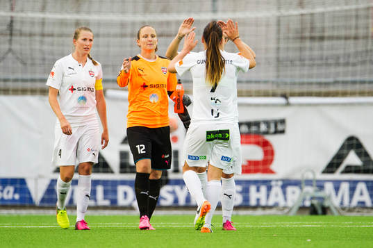 Rosengårds Emma Berglund, målvakt Sofia Lundgren, Lina Nilsson och Sara Björk Gunnarsdottir jublar