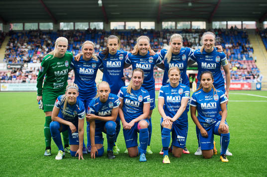  målvakt Emelie Lundberg, Mimmi Larsson, Nathalie Björn, Glodis Viggosdottir, Frida Svensson, Louise Quinn. Nedre raden fr v: Olivia Schough, Petra Larsson, Felicia Karlsson, Annica Svensson, Malin Diaz Pettersson. Eskilstunas startelva under fotbollsmatchen i Damallsvenskan mellan Eskilstuna och Rosengård den 23 juni 2016 i Eskilstuna. 