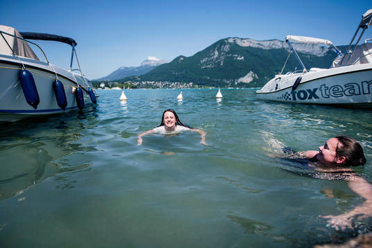  Två tjejer badar i Lake Annecy  där Island har sitt basläger