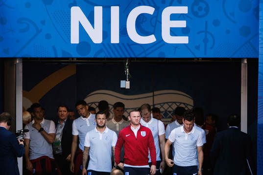 Spelarna med Wayne Rooney längst fram på Englands