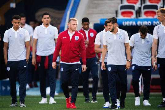 Spelarna med Wayne Rooney längst fram på Englands