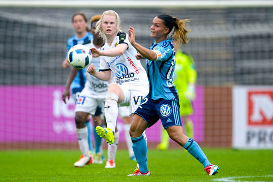 Umeås Amanda Berglund och Djurgårdens Emilia Appelqvist 
