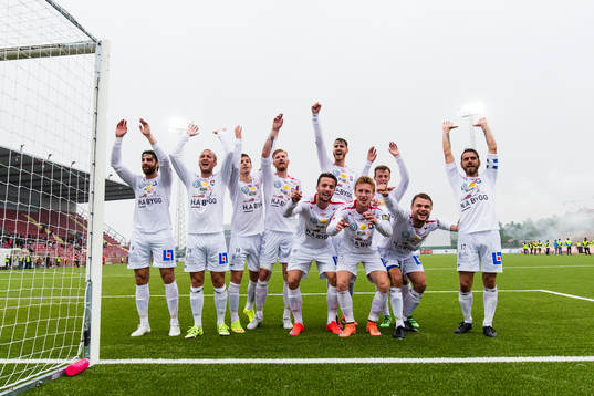 Örgrytes spelare jublar och tackar publiken