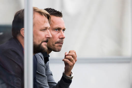 Örgrytes tränare Marcus Lantz innan fotbollsmatchen i