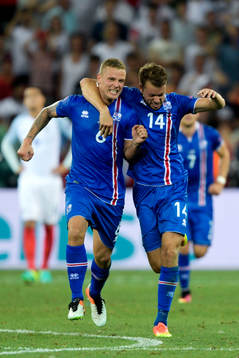 Islands Ragnar Sigurdsson och Kári Arnason jublar efter fotbollsmatchen mellan England och Island