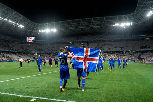 Islands Gylfi Sigurdsson jublar med flaggan efter fotbollsmatchen mellan England och Island