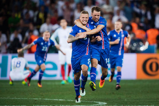 Islands Ragnar Sigurdsson och Kári Arnason jublar vid slutsignal