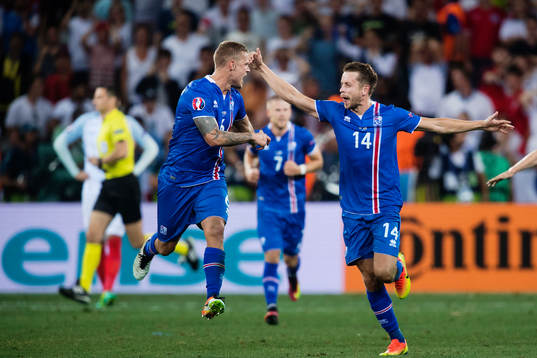 Islands Ragnar Sigurdsson och Kári Arnason jublar vid slutsignal