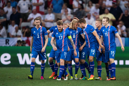 Islands Birkir Saevarsson, Aron Gunnarsson, Birkir Bjarnason, Kári Arnason, Ragnar Sigurdsson och Jón Dadi Bödvarsson jublar efter att Kolbeinn Sigthorsson gjort 1-2