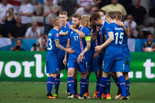Islands Ari Skulason, Birkir Saevarsson, Aron Gunnarsson, Kári Arnason och Jón Dadi Bödvarsson jublar eder att Kolbeinn Sigthorsson gjort 1-2