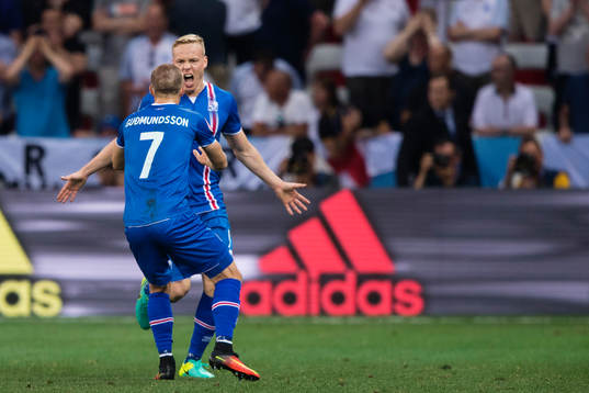 Islands Kolbeinn Sigthorsson (th) jublar mot Johann