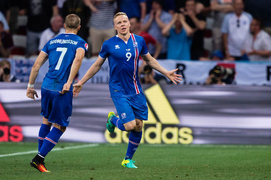 Islands Kolbeinn Sigthorsson (th) jublar mot Johann