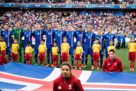 Islands Aron Gunnarsson, målvakt Hannes Halldorsson,