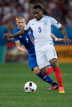 Englands Danny Rose jagas av Islands Johann Gudmundsson
