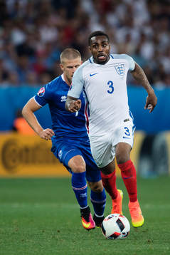 Englands Danny Rose jagas av Islands Johann Gudmundsson