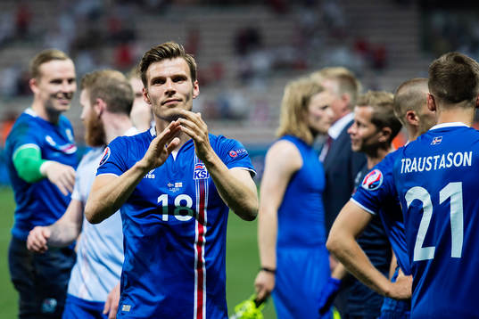 Islands Elmar Bjarnason jublar efter fotbollsmatchen mellan England och Island